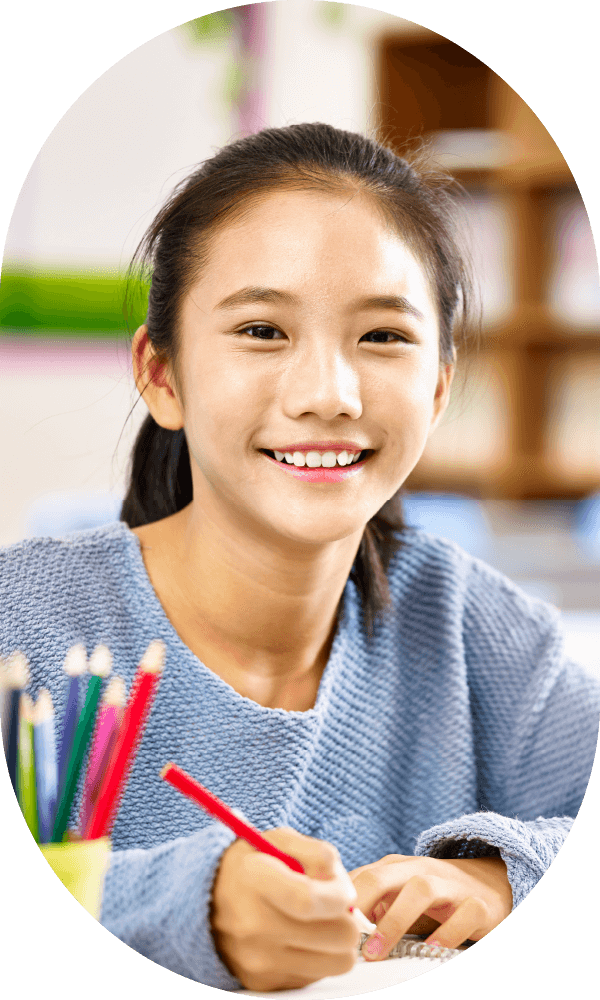グレーのセーターを着て勉強する笑顔の学生