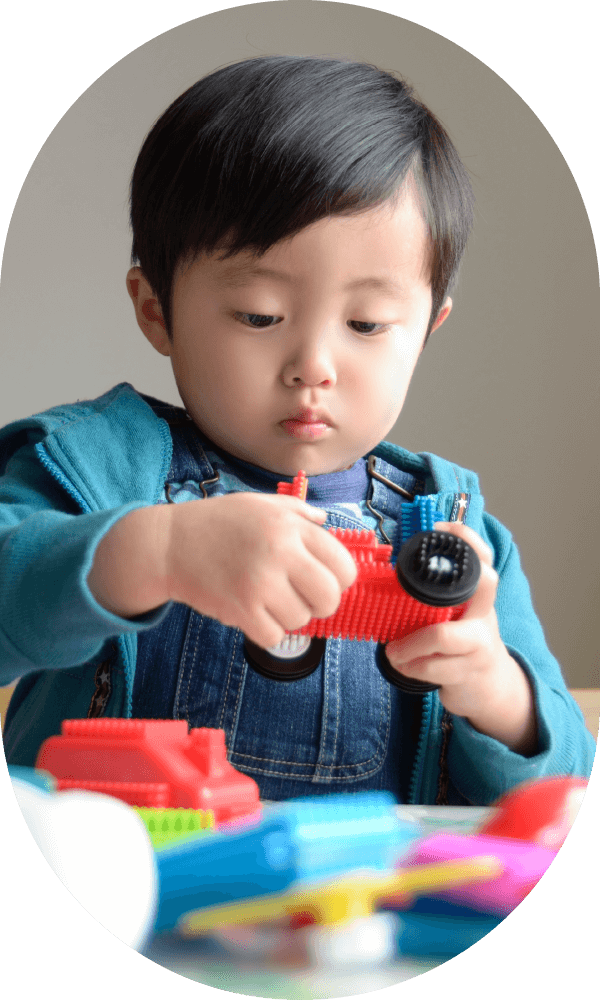 カラフルなおもちゃで遊ぶ幼児