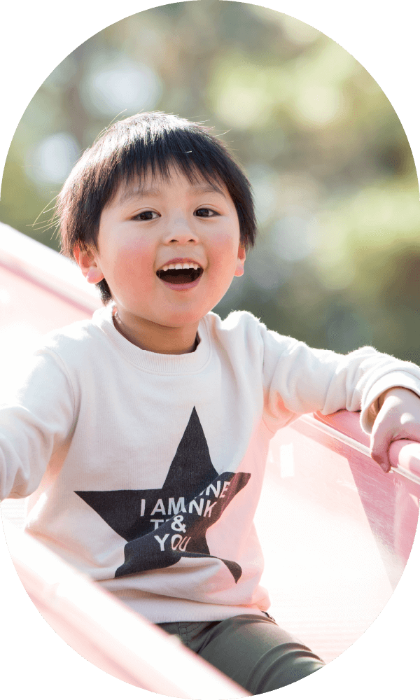 星柄のTシャツを着て笑顔の男の子