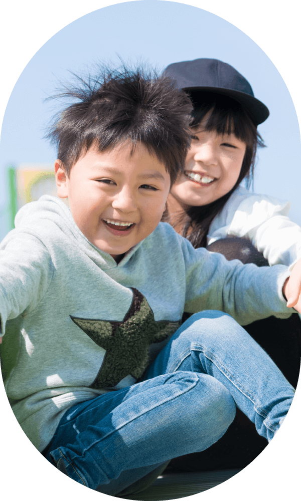 戸外で一緒に笑顔で遊ぶ親子