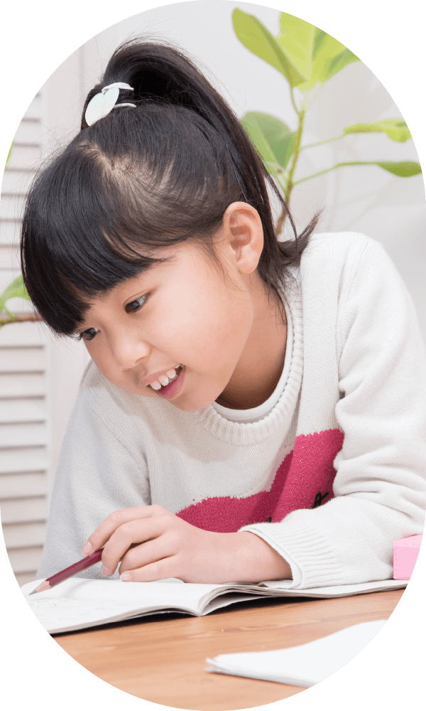 ノートに向かって勉強する女の子